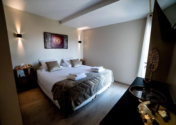 La Maison De Jade & *