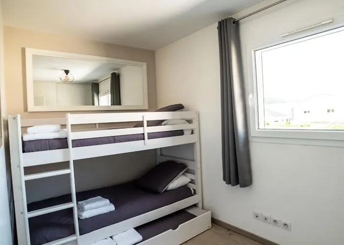 La Maison De Jade & *