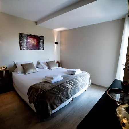 La Maison De Jade & *